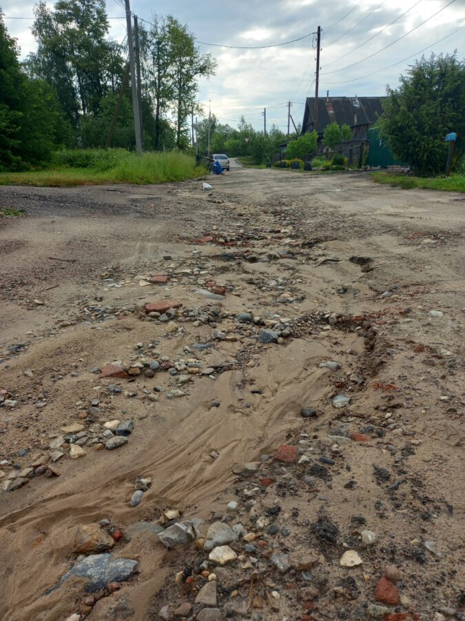 В Тверской области улицу смывает в реку