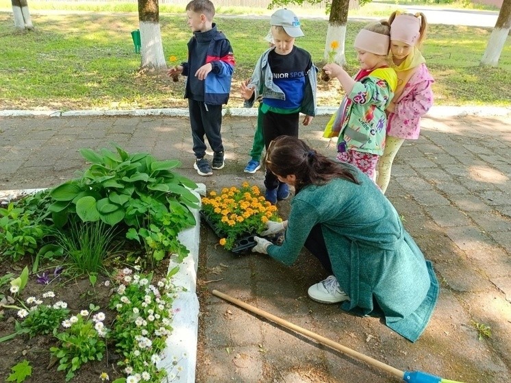 Детсадовцы из Андреаполя высадили цветы у воинского мемориала
