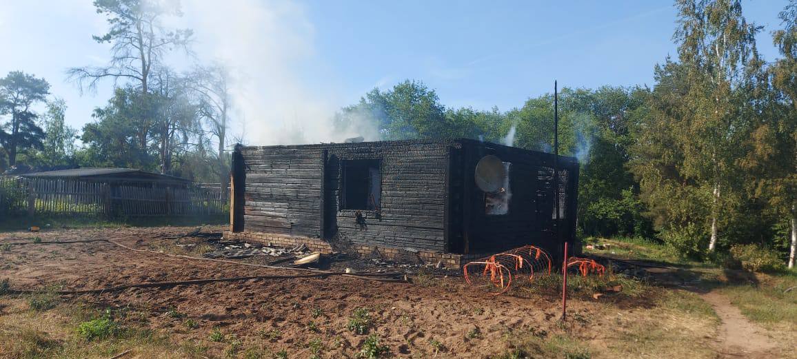 Появились фото с места страшного пожара в доме многодетной семьи в Тверской области