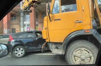 В Твери Камаз врезался в легковой автомобиль