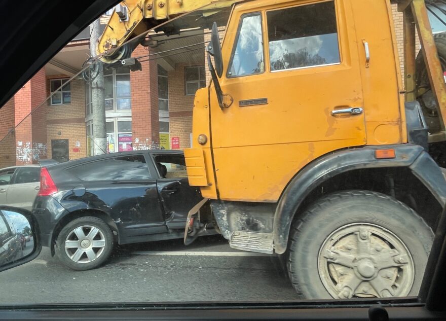 В Твери Камаз врезался в легковой автомобиль