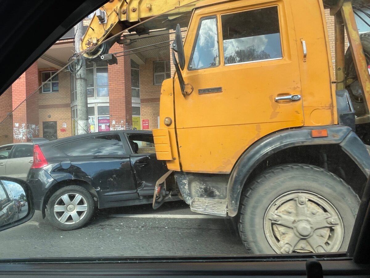 В Твери Камаз врезался в легковой автомобиль | ТОП Тверь новости