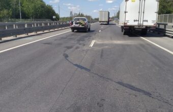 На развязке под Тверью перевернулся автомобиль, пострадал ребенок