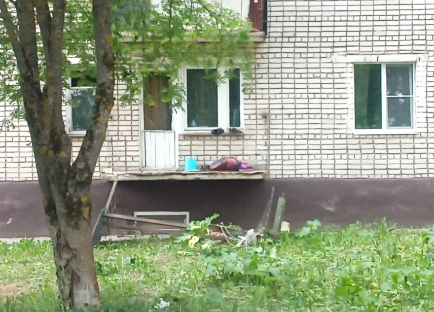 В Тверской области области мужчина упал вместе с балконом