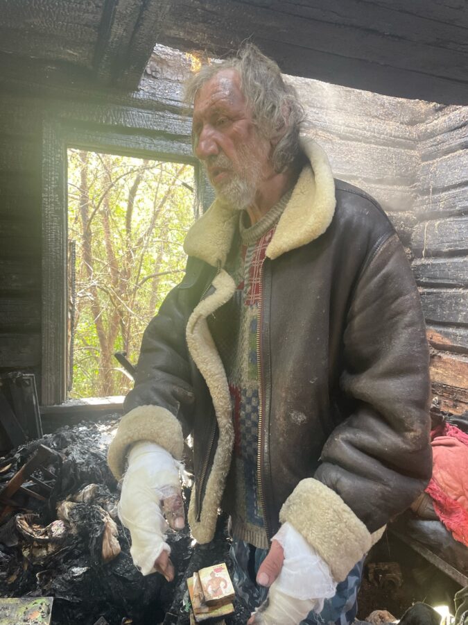 В Тверской области мужчина с тремя кошками живет на пепелище