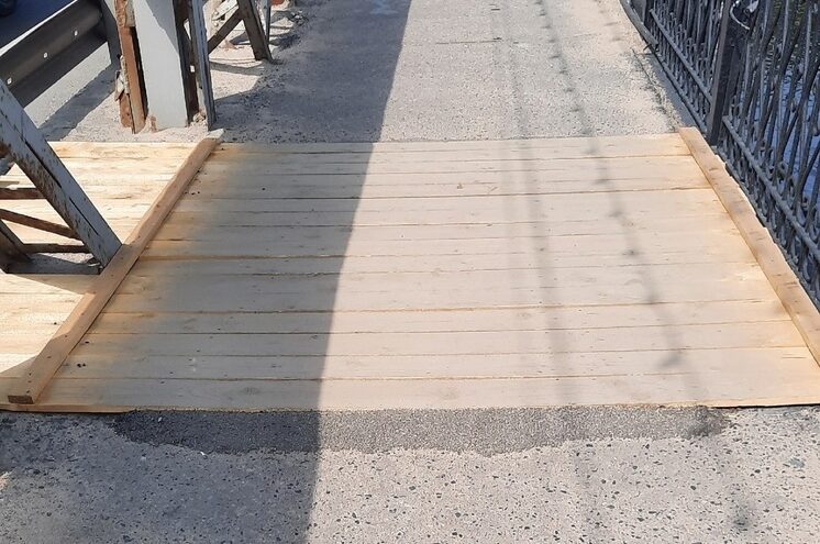 В Твери на Старом мосту заделали ямы