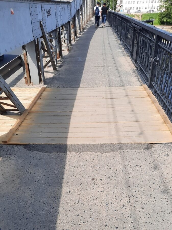 В Твери на Старом мосту заделали ямы В Твери на Старом мосту заделали ямы