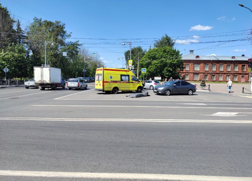 В Твери легковушка подбила торопившуюся машину скорой помощи В Твери легковушка подбила торопившуюся машину скорой помощи