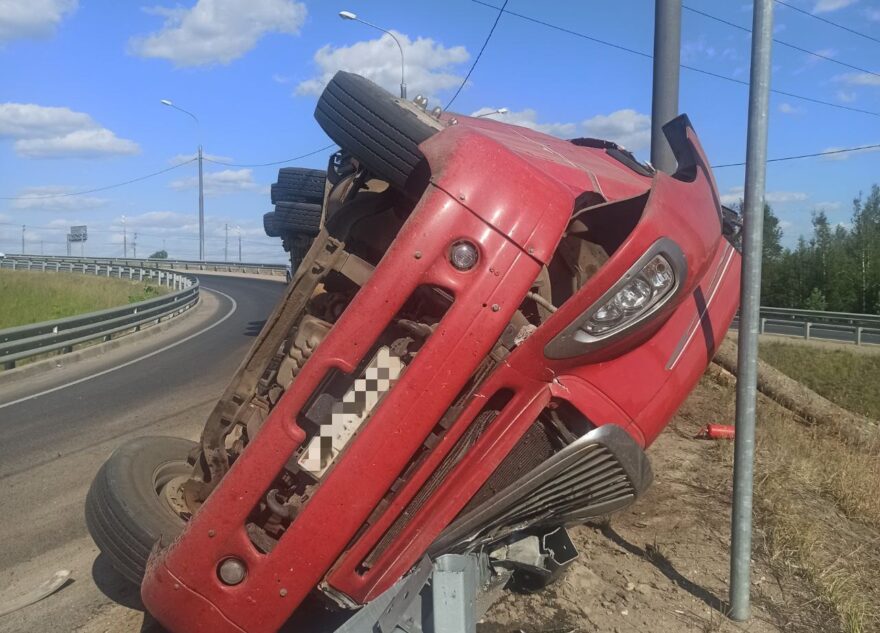 В Твери погиб водитель опрокинувшегося лесовоза