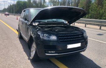 В Тверской области женщина сбила водителя, менявшего колесо автомобиля В Тверской области женщина сбила водителя, менявшего колесо автомобиля