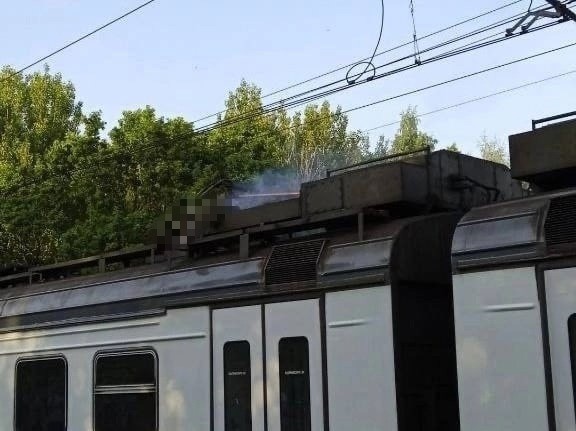 На крыше электрички, следующей в Тверскую область, сгорел ребенок На крыше электрички, следующей в Тверскую область, сгорел ребенок