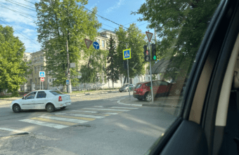 В Твери кроссовер протаранил автобусную остановку