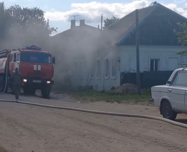 В Тверской области загорелся жилой дом