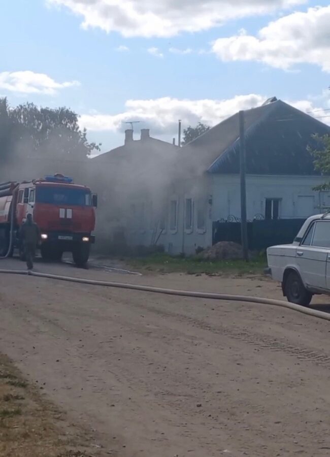 В Тверской области загорелся жилой дом