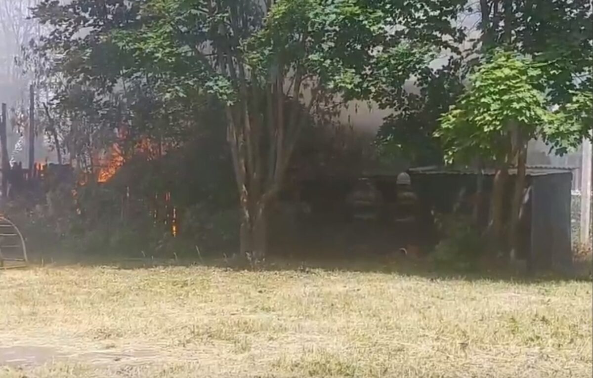 В Твери полыхают сараи