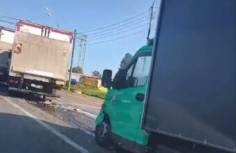 В Тверской области на перекрестке столкнулись три грузовика