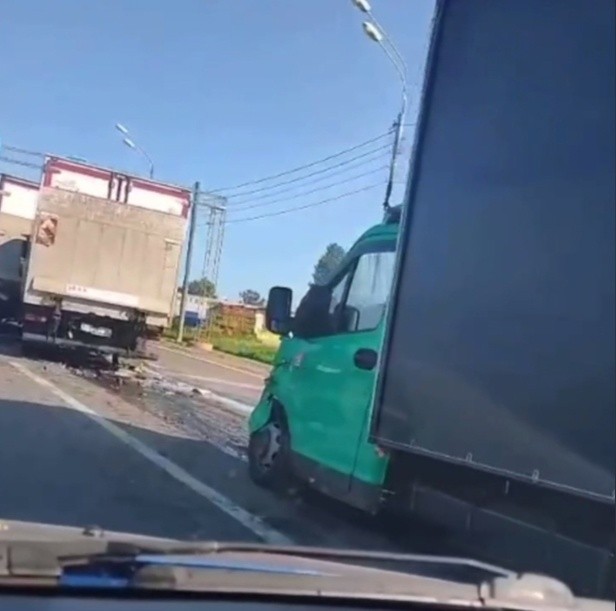 В Тверской области на перекрестке столкнулись три грузовика