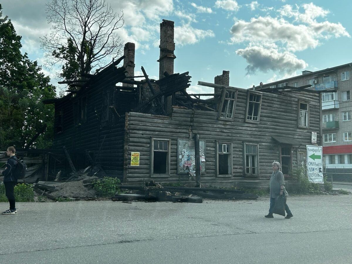 В Тверской области дом рушится прямо на дорогу, где ходят люди