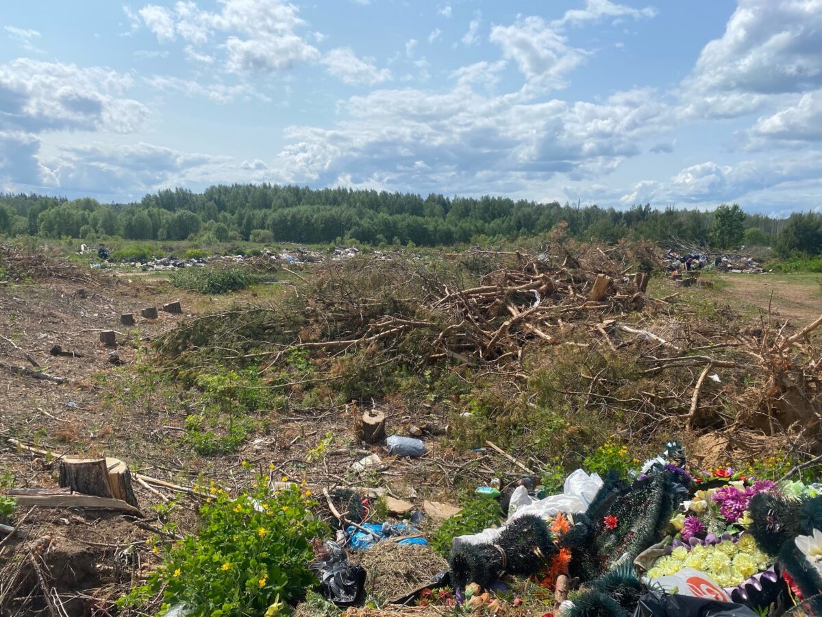 Крик души: кладбище в Тверской области завалили мусором