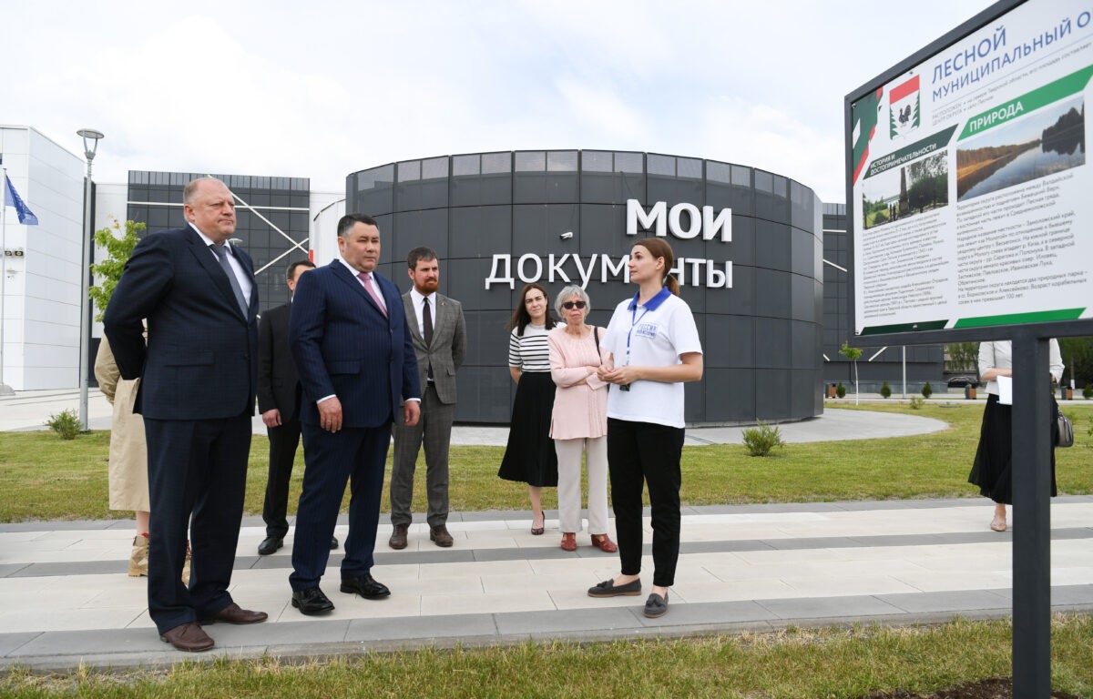 Губернатор Игорь Руденя посетил выставку, созданную тверским краеведом Вячеславом Воробьевым