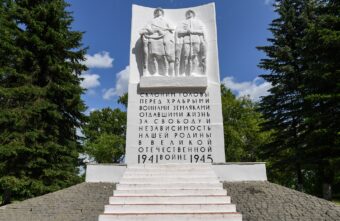 Игорь Руденя в Калязине возложил цветы к Обелиску воинам, павшим в годы Великой Отечественной войны