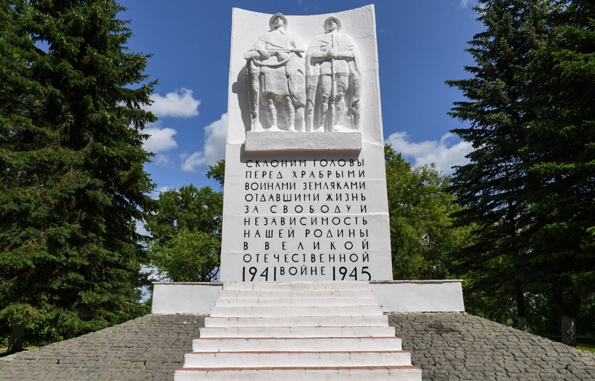 Игорь Руденя в Калязине возложил цветы к Обелиску воинам, павшим в годы Великой Отечественной войны