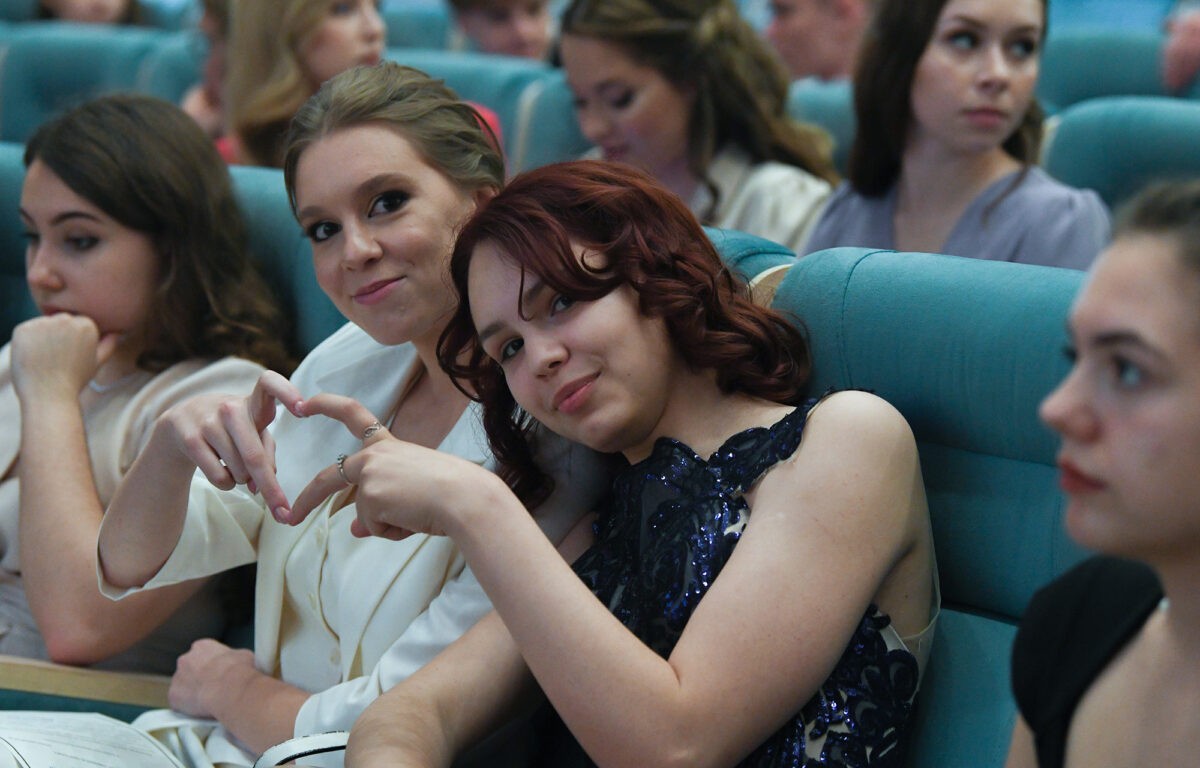 Губернатор Игорь Руденя вручил аттестаты золотым медалистам Академической гимназии им. П.П. Максимовича