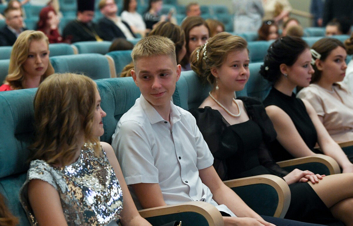 Губернатор Игорь Руденя вручил аттестаты золотым медалистам Академической гимназии им. П.П. Максимовича