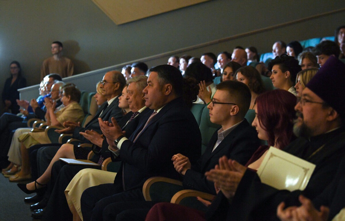 Губернатор Игорь Руденя вручил аттестаты золотым медалистам Академической гимназии им. П.П. Максимовича