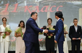 Губернатор Игорь Руденя вручил аттестаты золотым медалистам Академической гимназии им. П.П. Максимовича