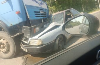 В Тверской области "Камаз" переехал иномарку В Тверской области "Камаз" переехал иномарку