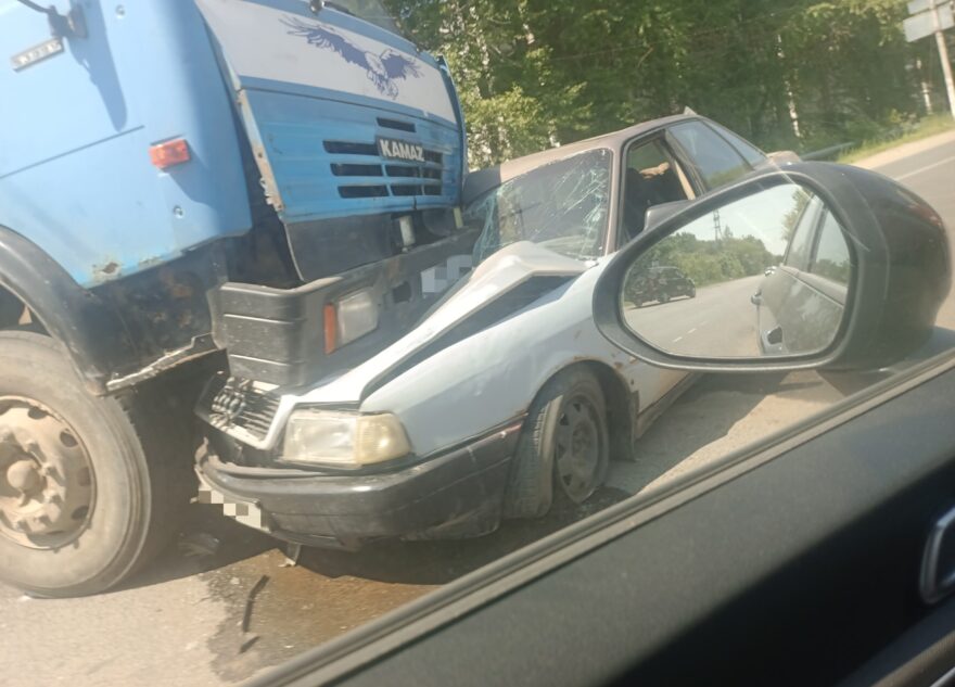 В Тверской области "Камаз" переехал иномарку