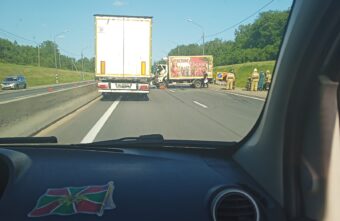 Под Тверью машина сетевого магазина отправила автомобиль дорожной службы в кювет Под Тверью машина сетевого магазина отправила автомобиль дорожной службы в кювет