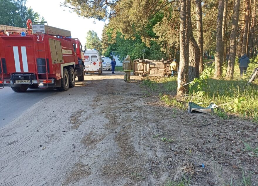 В Тверской области скончался пассажир врезавшегося в дерево ВАЗа В Тверской области скончался пассажир врезавшегося в дерево ВАЗа