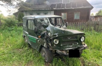 В Тверской области УАЗ съехал в кювет и врезался в дерево