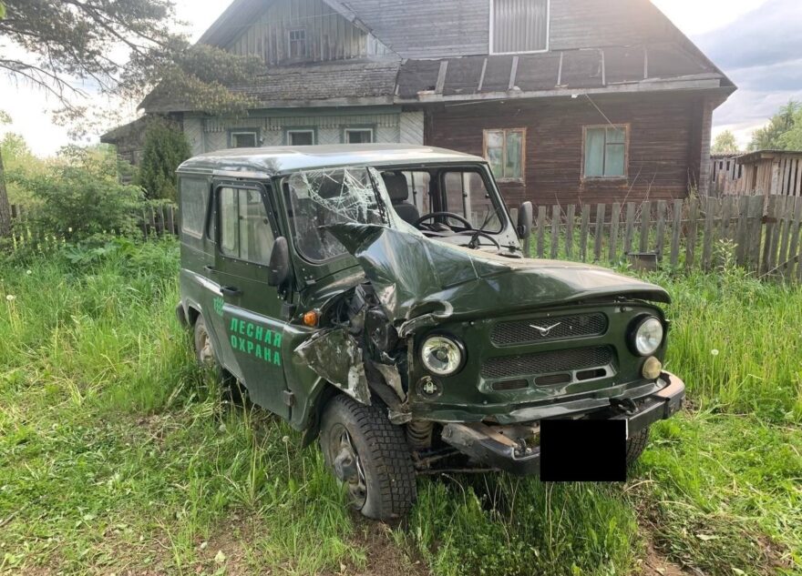 В Тверской области УАЗ съехал в кювет и врезался в дерево