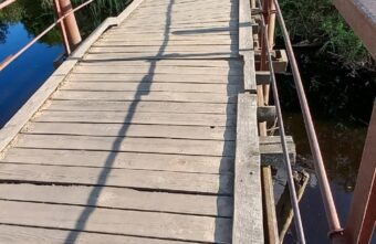 В Тверской области разрушается мост, по которому ходят дети и взрослые В Тверской области разрушается мост, по которому ходят дети и взрослые