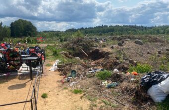 Крик души: кладбище в Тверской области завалили мусором