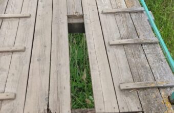 Житель Тверской области сам починил мост и вызвал споры в соцсетях