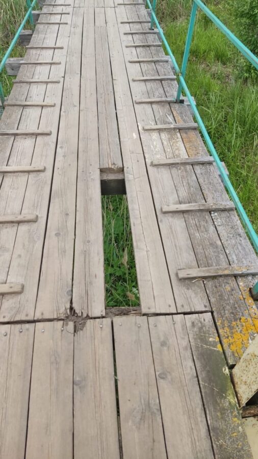 Житель Тверской области сам починил мост и вызвал споры в соцсетях