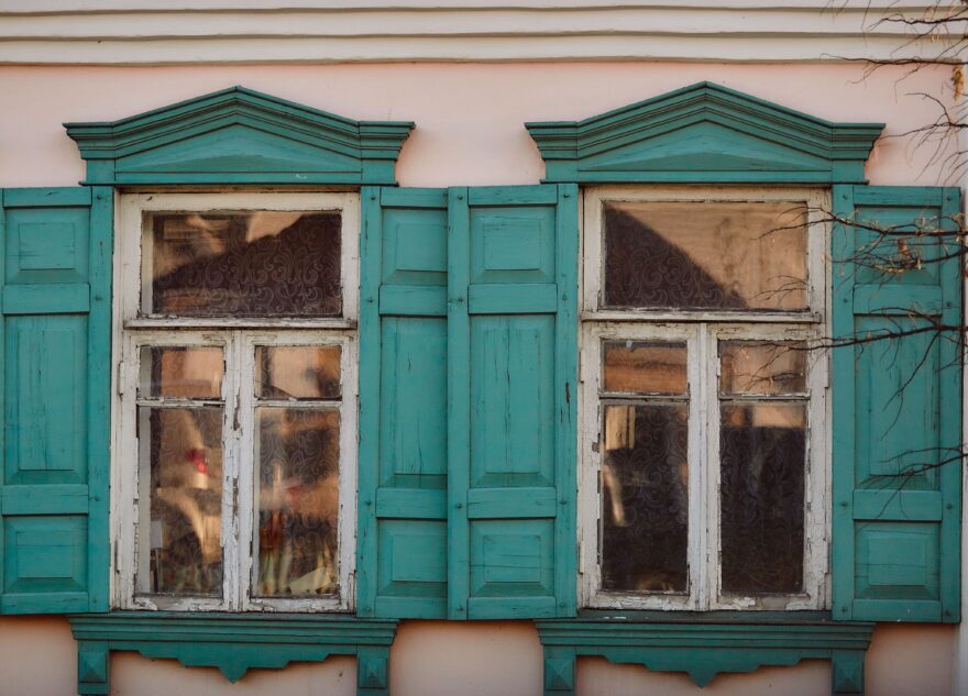 В Тверской области вор вытащил через окно телевизор и казан