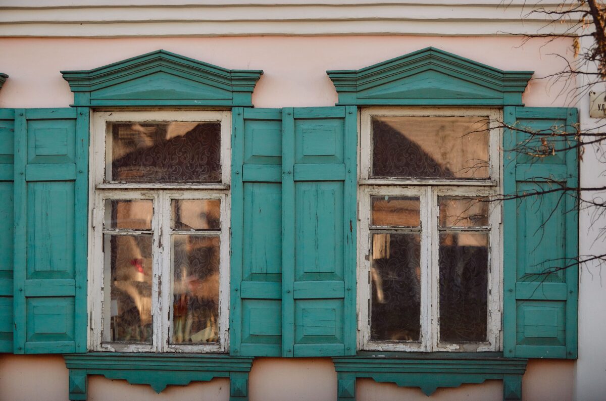 В Тверской области вор вытащил через окно телевизор и казан