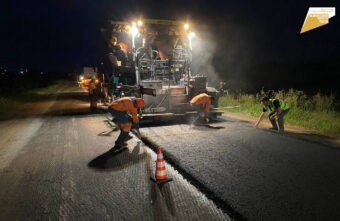В Тверской области дороги ремонтируют даже ночью