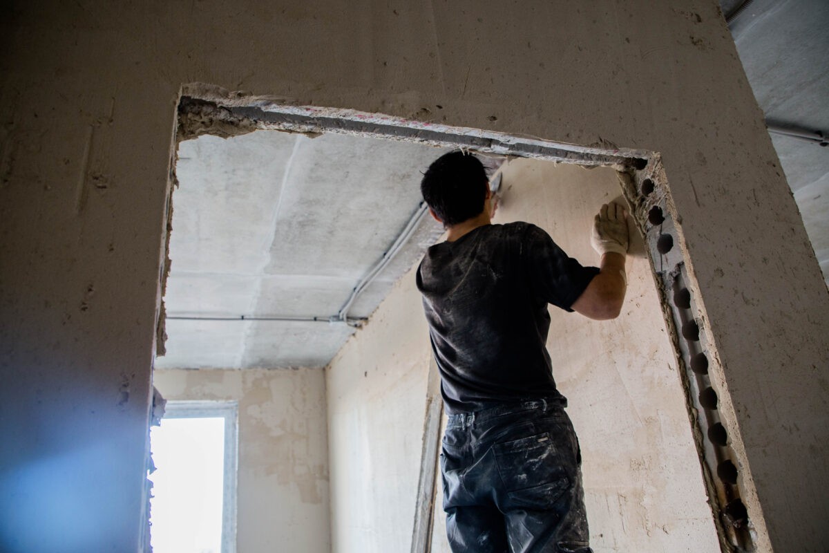 Жители Ржева обеспокоены подозрительным ремонтом в бывшем детском саду