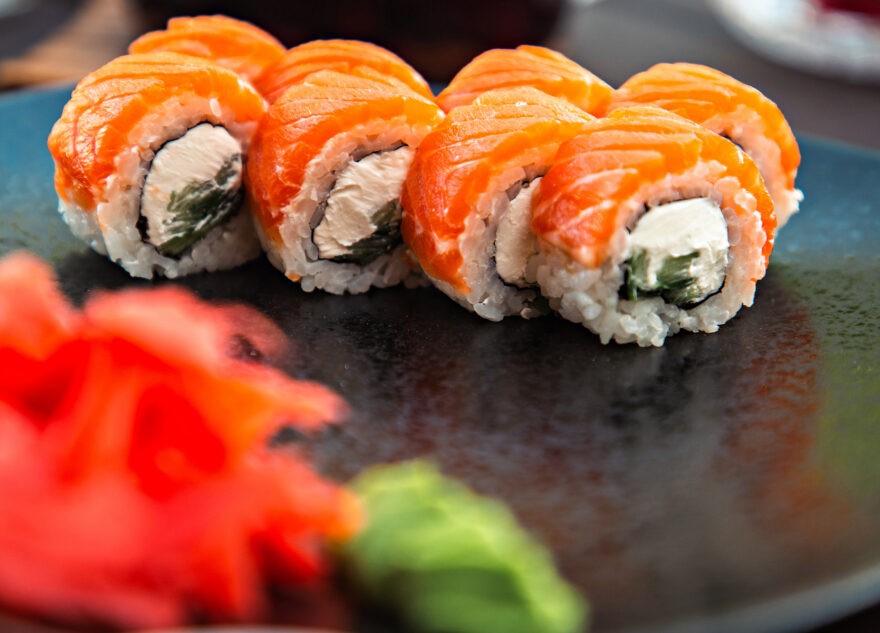 Врач оценил риски заражения глистами от роллов