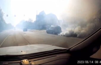 В Твери посреди дороги задымился автомобиль В Твери посреди дороги задымился автомобиль