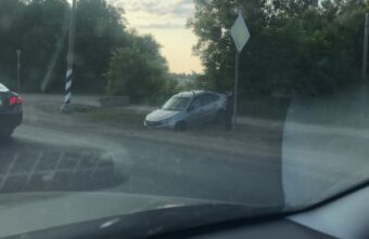 Под Тверью водитель пытался объехать пробку и угодил в канаву Под Тверью водитель пытался объехать пробку и угодил в канаву