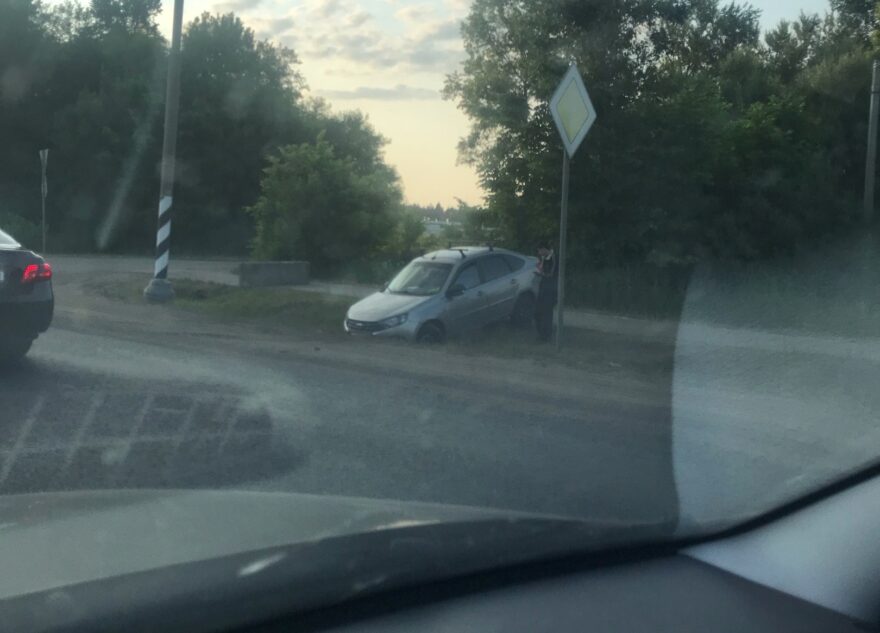 Под Тверью водитель пытался объехать пробку и угодил в канаву Под Тверью водитель пытался объехать пробку и угодил в канаву