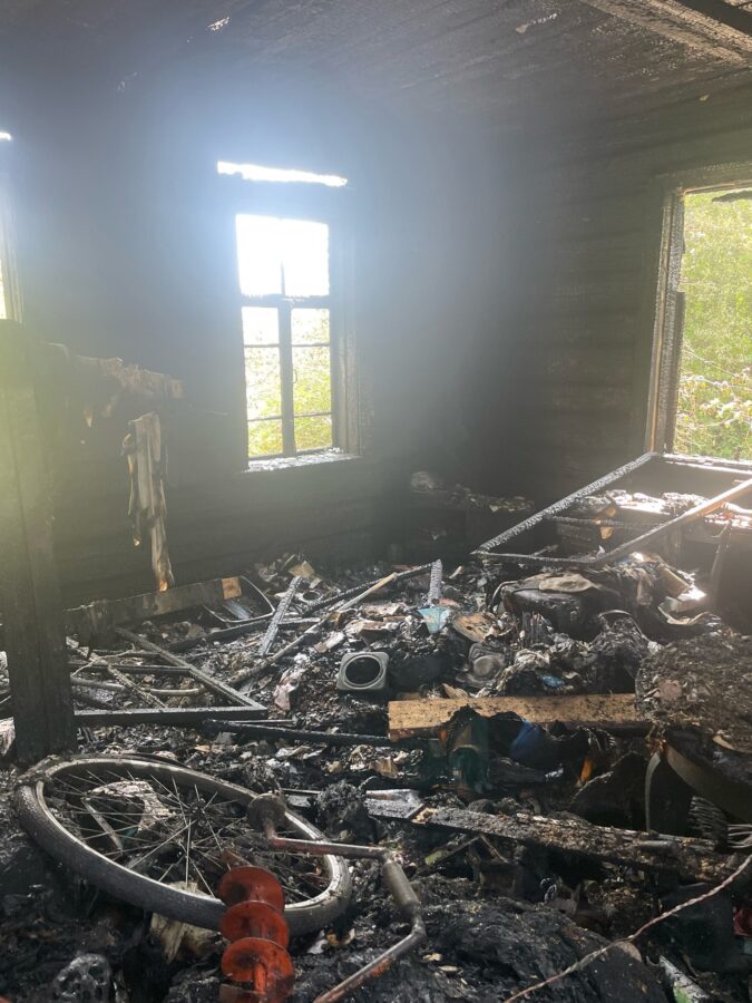 В Тверской области мужчина с тремя кошками живет на пепелище