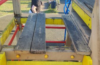 На детской площадке в Твери оторваны доски На детской площадке в Твери оторваны доски